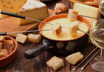 Fondue-Caquelon mit Brot am Gabelspiess